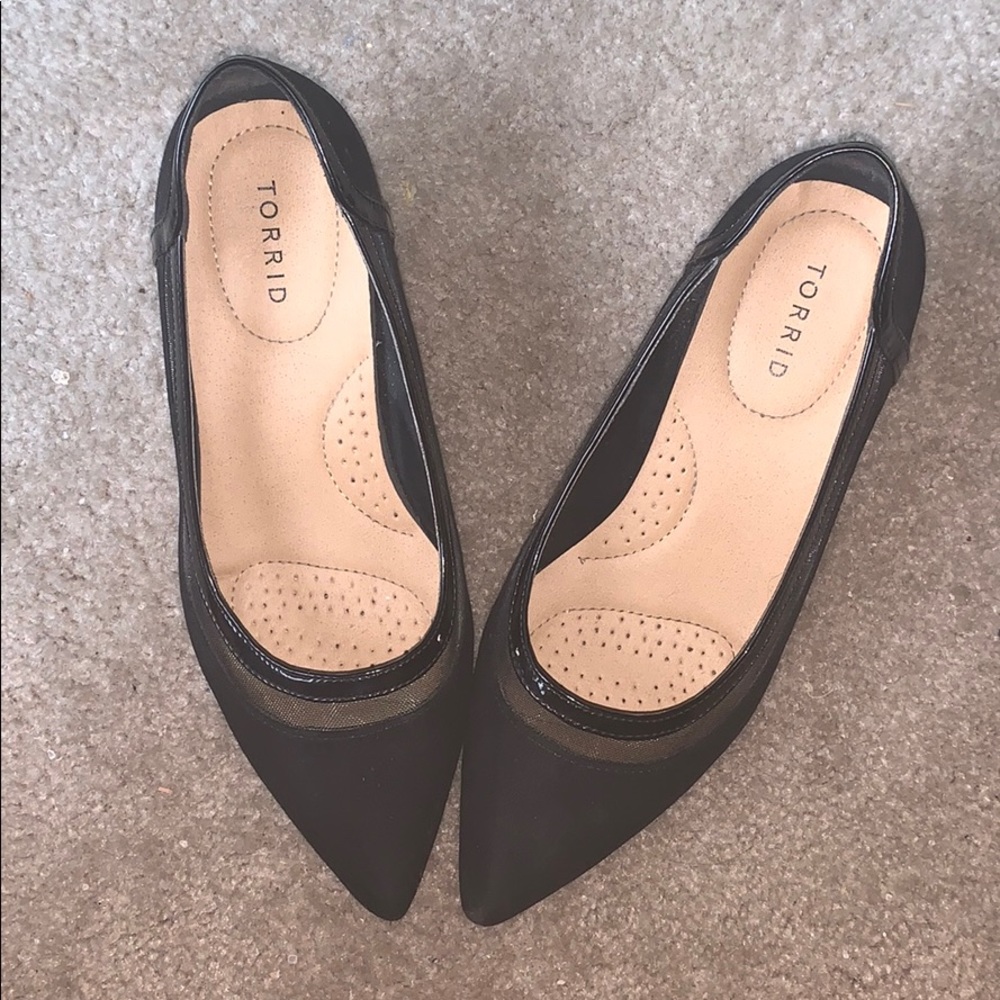 Pointy toe pump